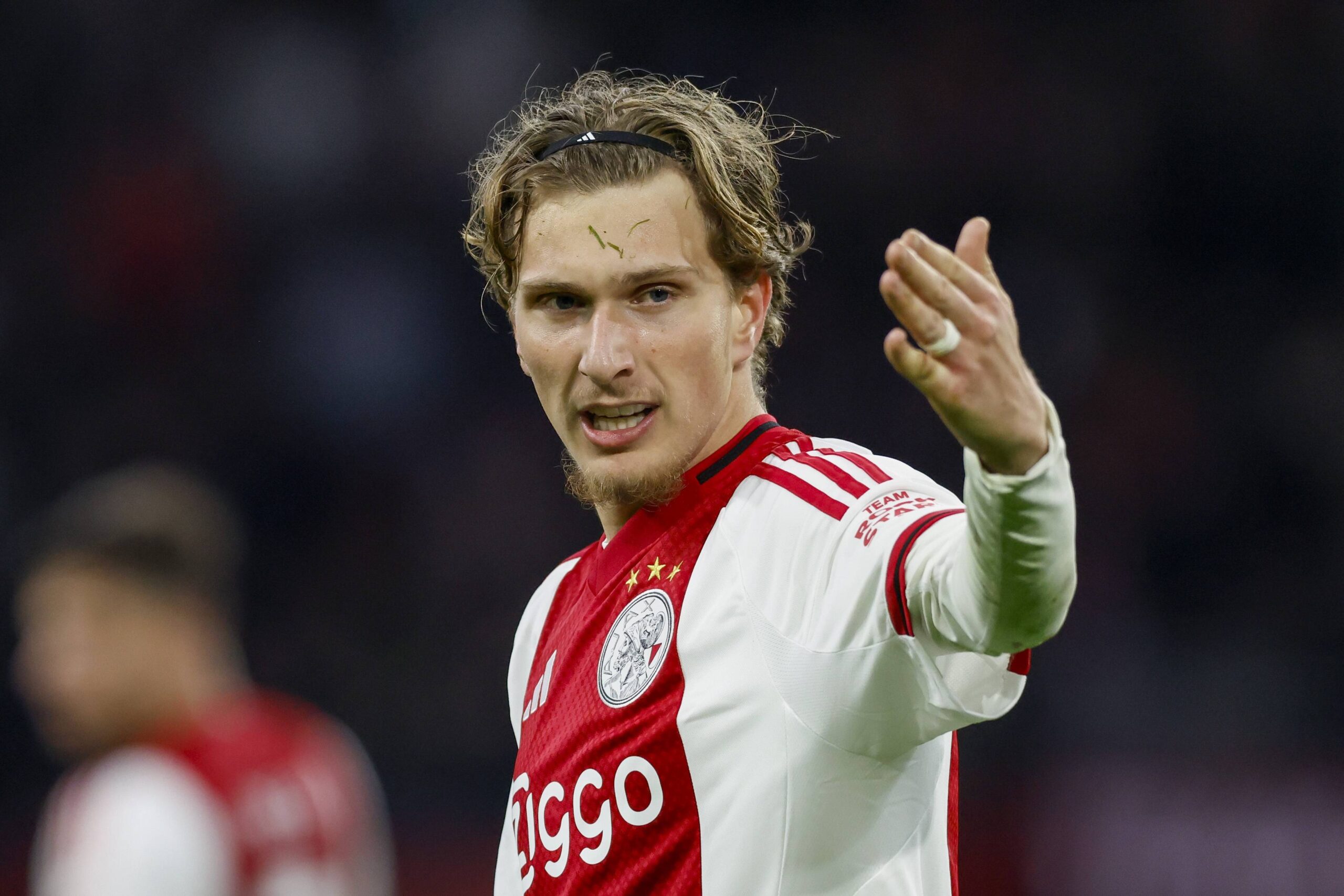 Arsenal, Ajax Kanadı Mika Godts İçin Yaz Hamlesi Planlıyor: Etkileyici Keşif Görevi