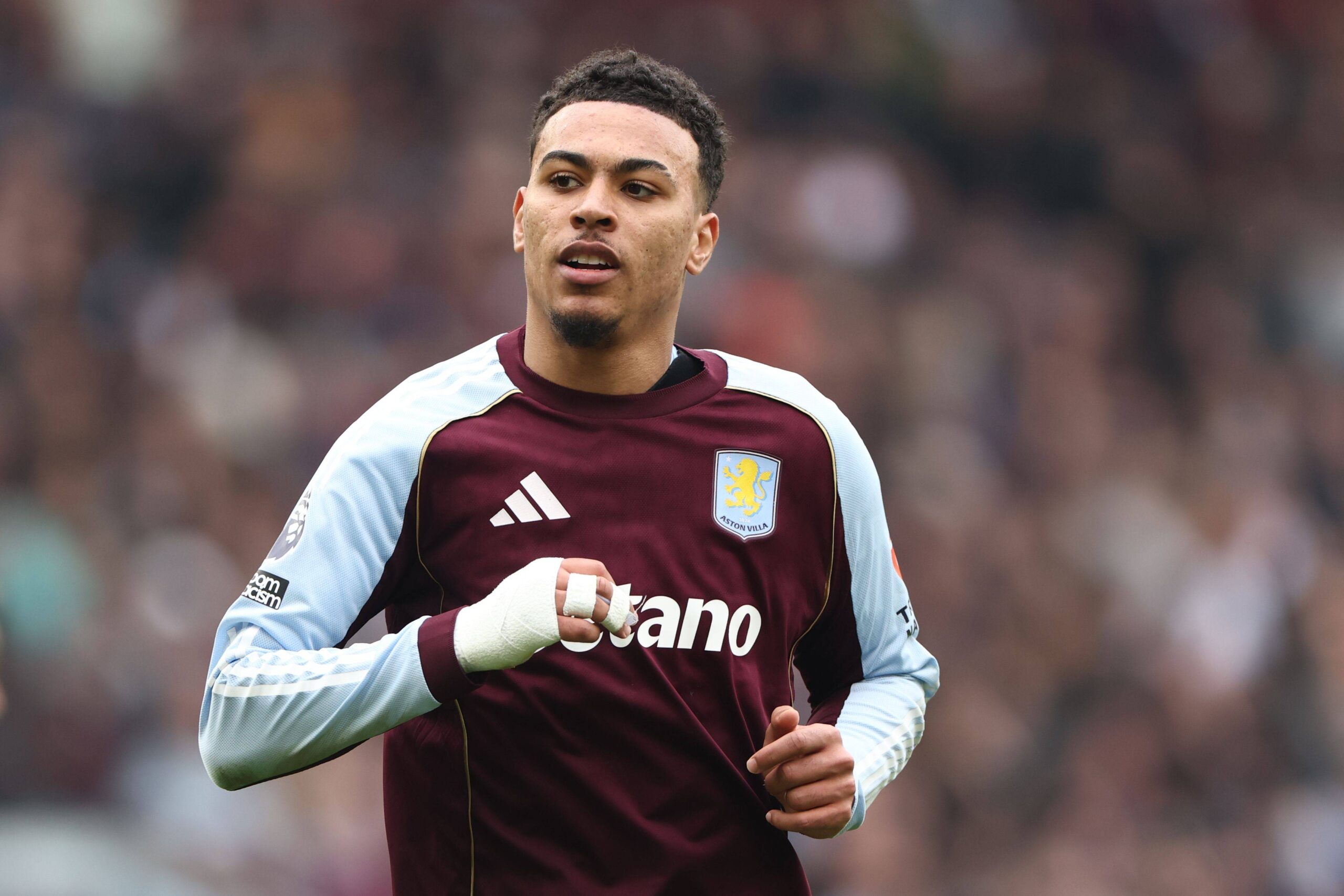 Manchester United, Morgan Rogers'a Yaklaşıyor: Aston Villa Yıldızı Yazın Öncelikli Hedef Olarak Belirlendi