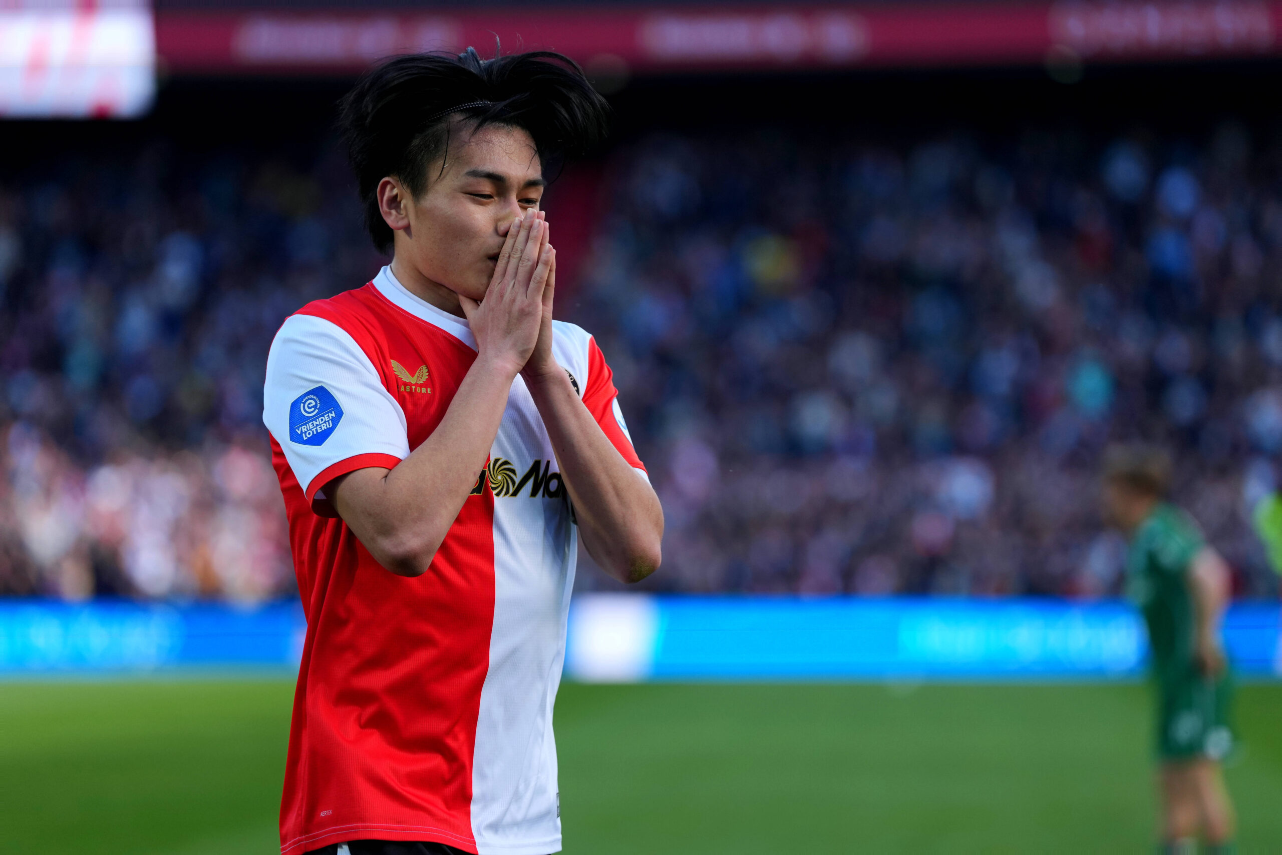 Everton, Leeds, Tottenham ve Brighton, Feyenoord'un Forveti Ayase Ueda için Transfer Savaşına Hazırlanıyor