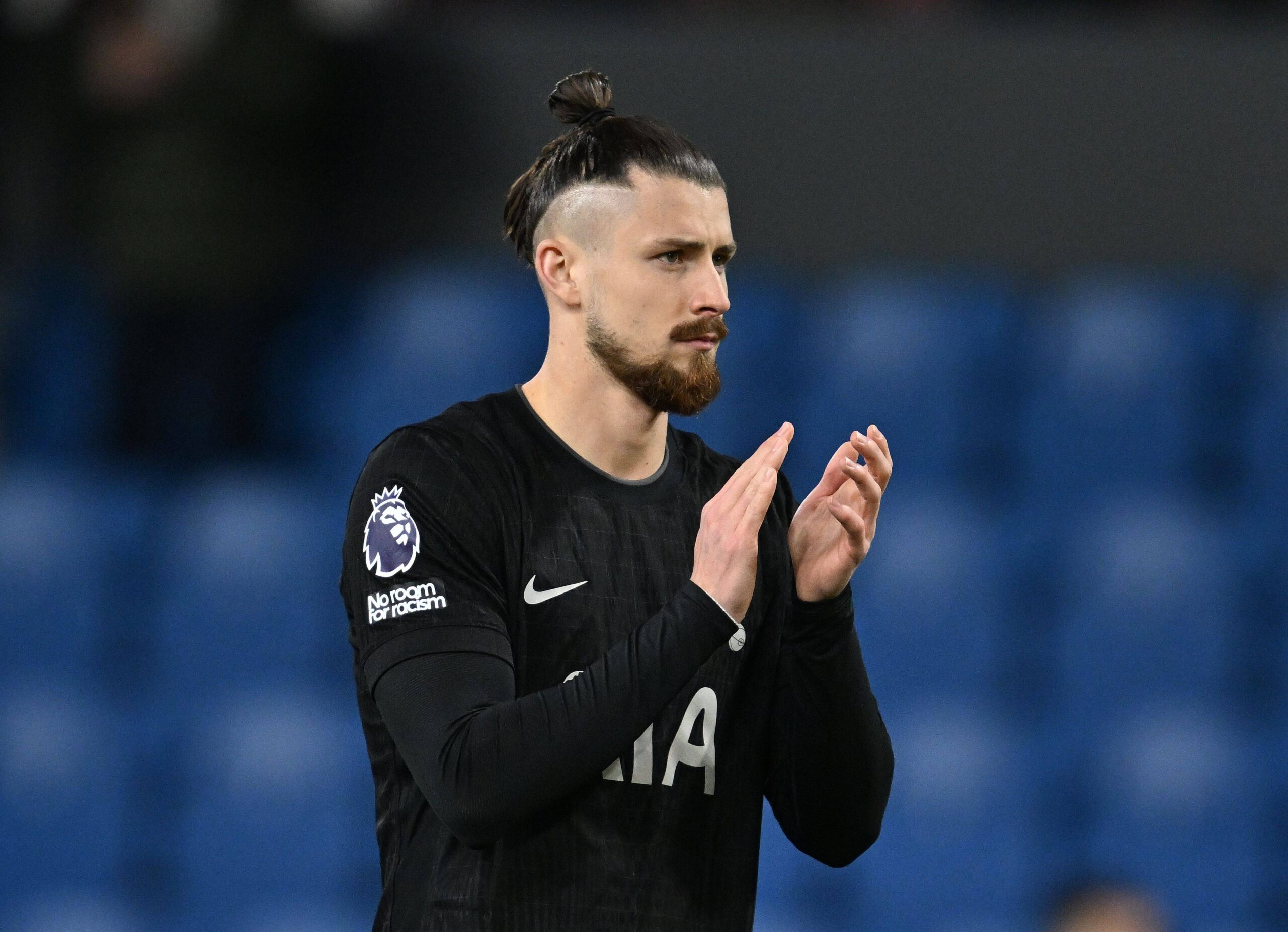 Tottenham Krizi Derinleşiyor: Radu Drăgușin Yaz Ayrılığına Hazırlanırken Spurs Revizyon Peşinde