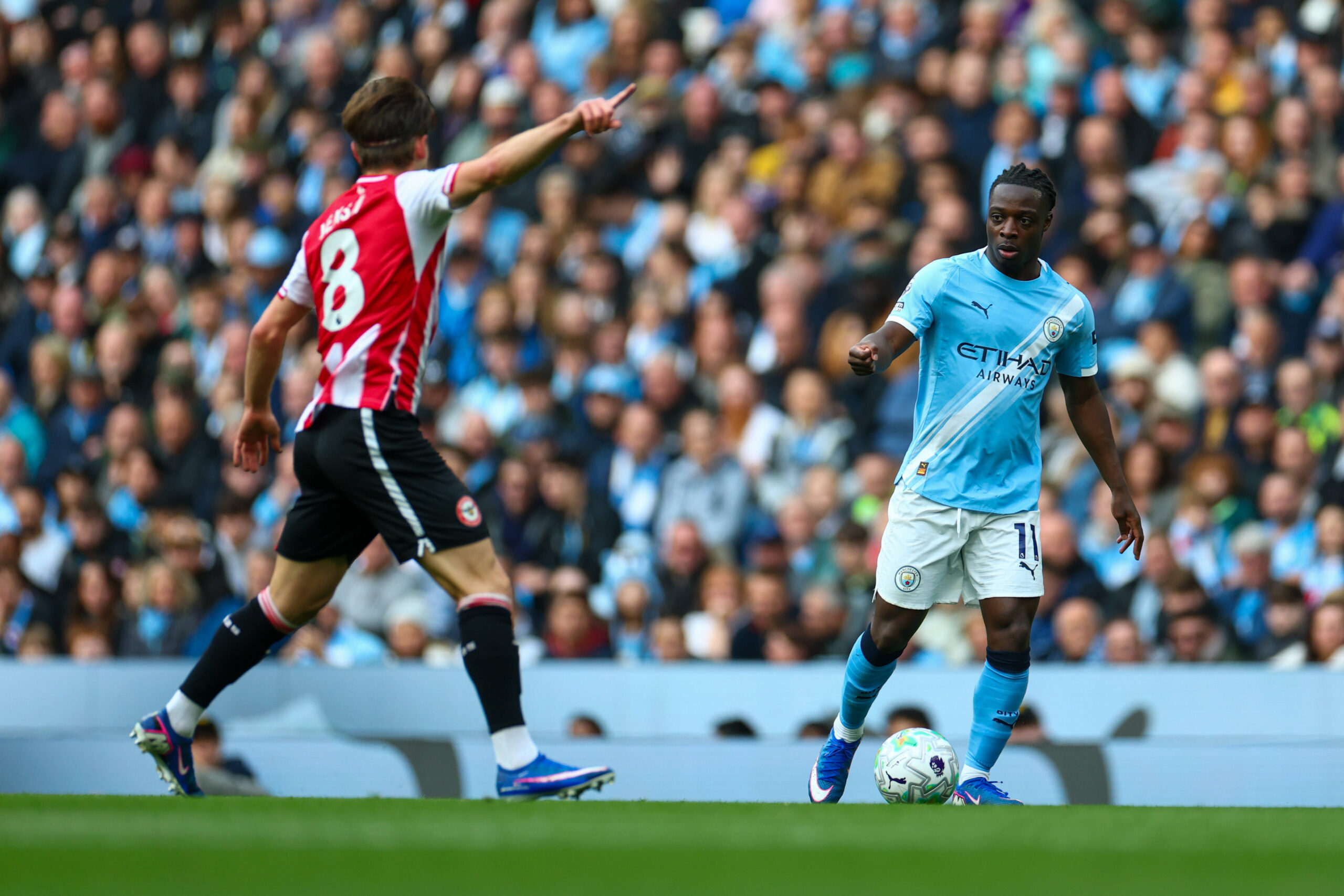 Manchester City, Brentford'u 3-0 Ezip Geçti: Doku'nun Şahane Golü Üçleme Rüyasını Canlı Tutuyor