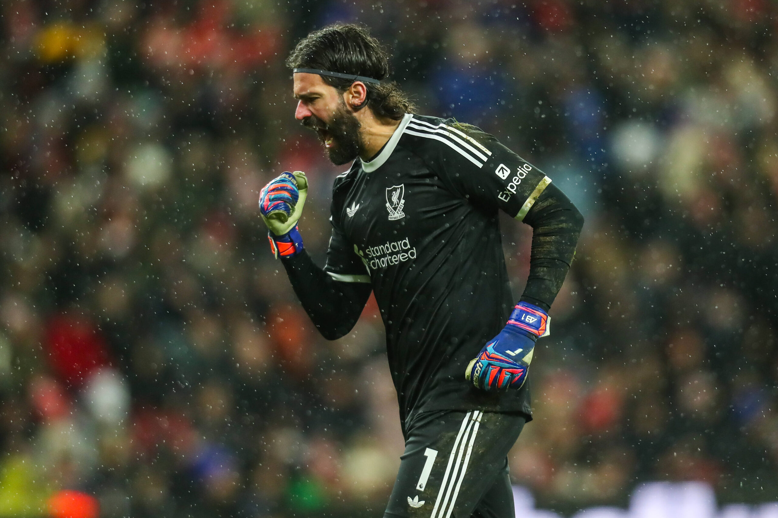 Liverpool, Alisson'un Yerine Geçmek İçin Aston Villa Yıldızına Sürpriz Bir Hamle Yapmayı Planlıyor