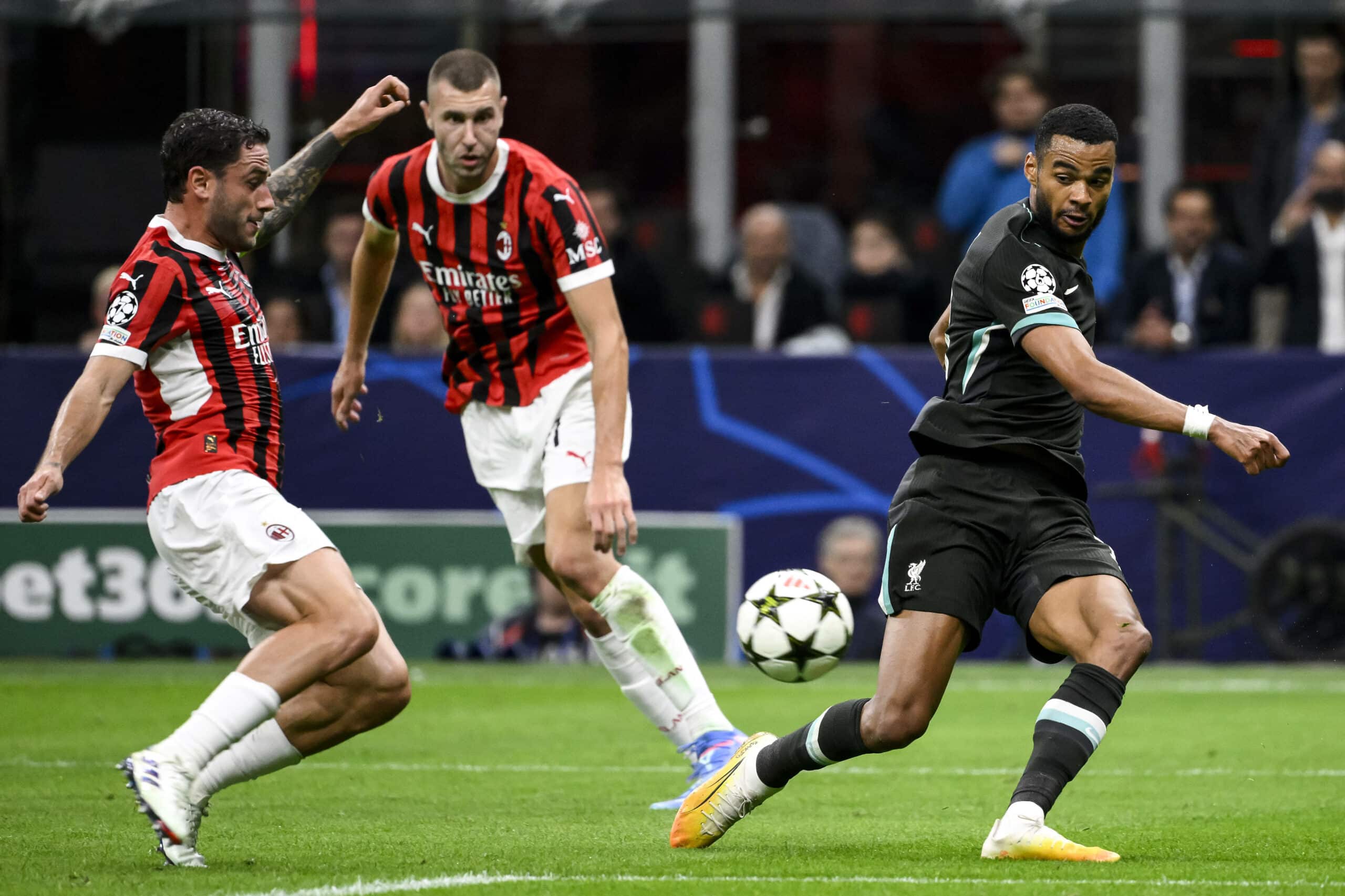 Manchester United, Yaz Revizyonunda AC Milan'ın Yıldız Savunmacısı Pavlovic'i Hedefliyor