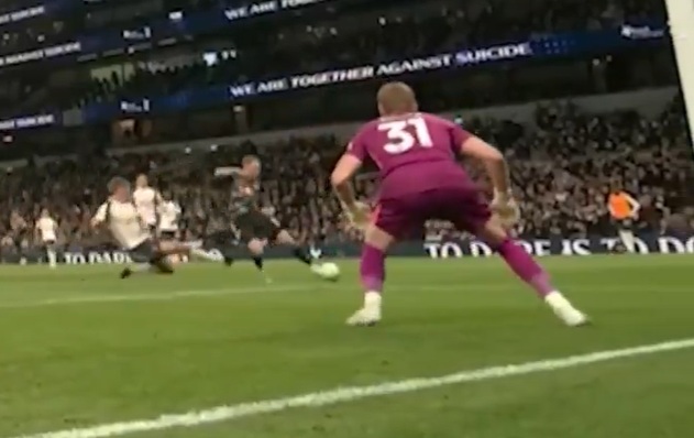 Antonin Kinsky'nin Dramatik Uzatma Dakikasındaki Kurtarışı, Tottenham'a Leeds Karşısında Hayati Bir Puan Kazandırdı