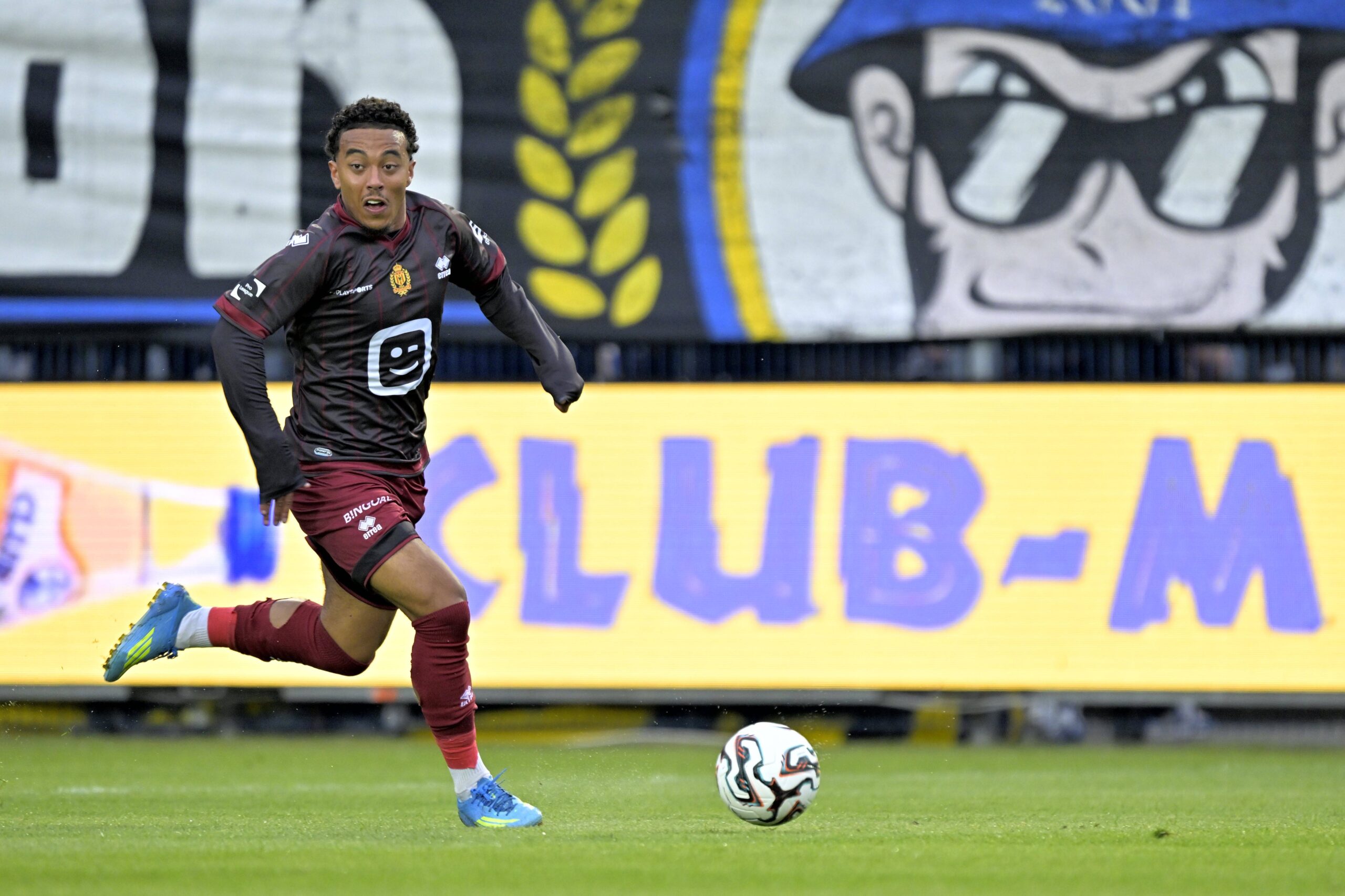 Crystal Palace ve Brighton, Hollandalı Kanat Oyuncusu Myron van Brederode için Transfer Savaşına Hazırlanıyor