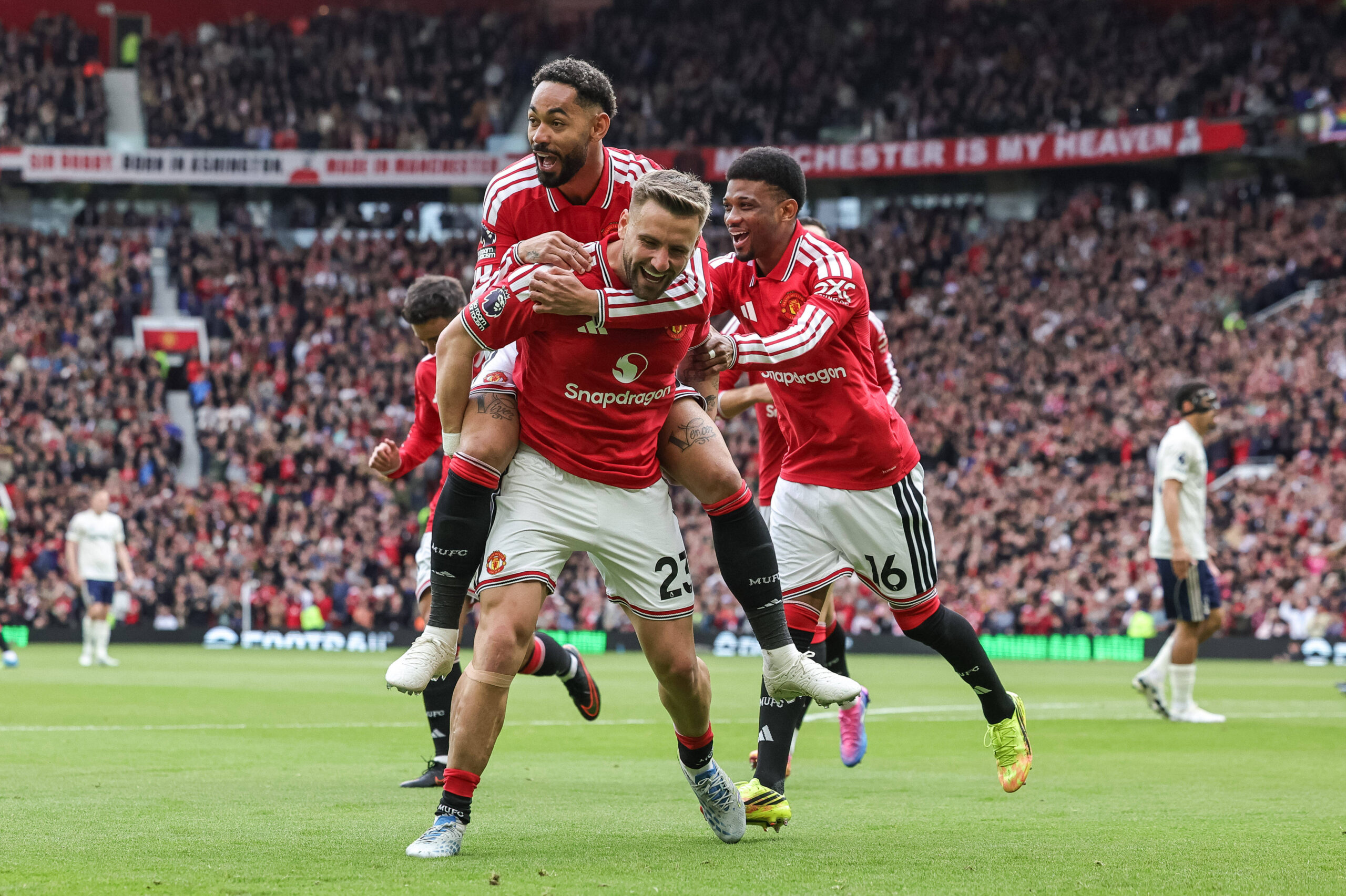 Manchester United, Nottingham Forest'u 3-2 Yenerek Üçüncü Sıraya Yükseldi