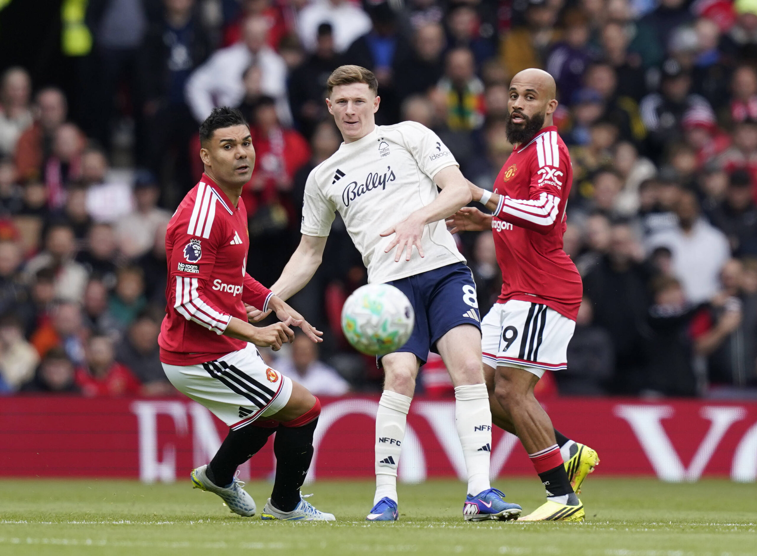 Gary Neville: Manchester United, Casemiro'nun Yerine Newcastle'lı Elliot Anderson'ı Almalı