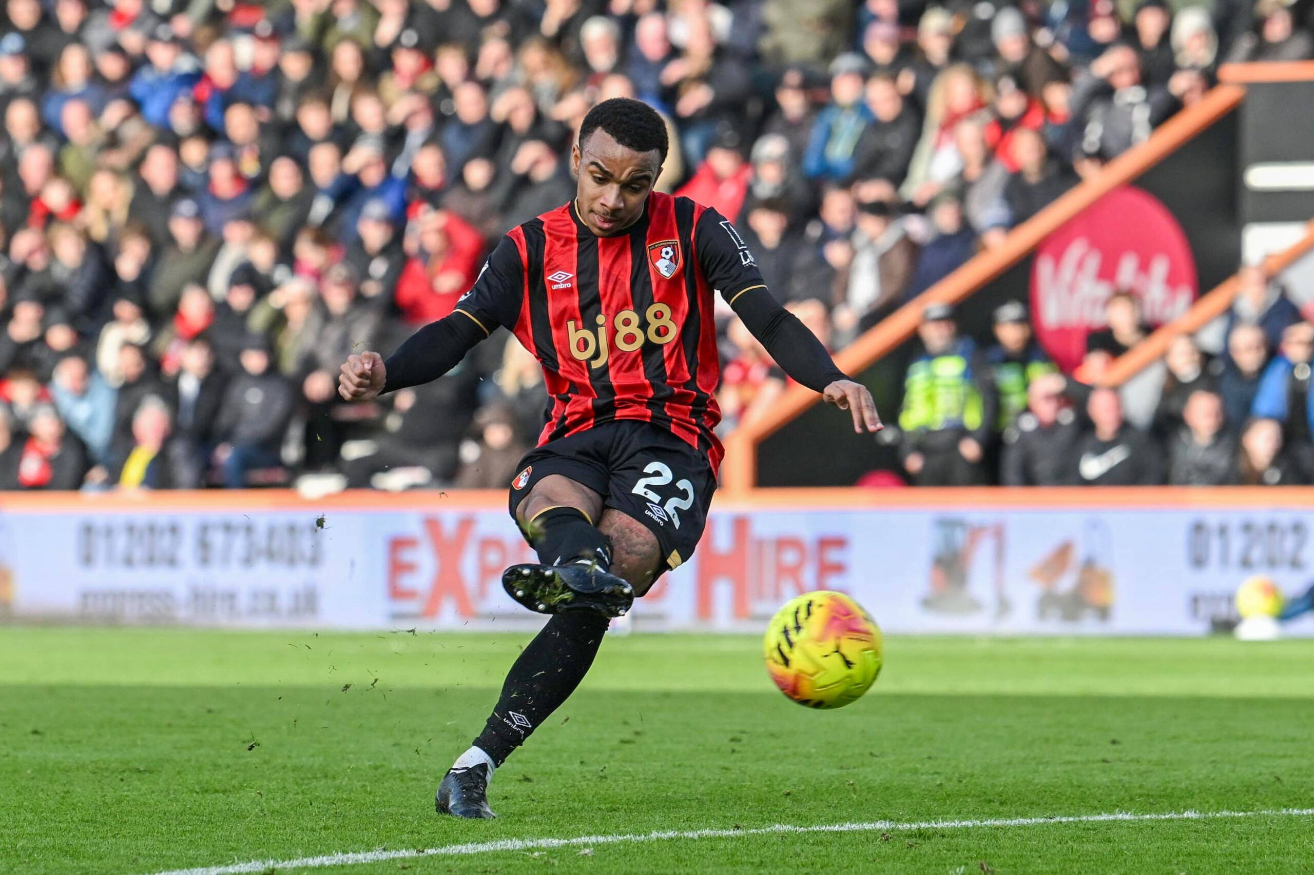 Chelsea, Bournemouth'un Eli Junior Kroupi'si İçin Arsenal'a Katıldı: Transfer Savaşı Kızışıyor
