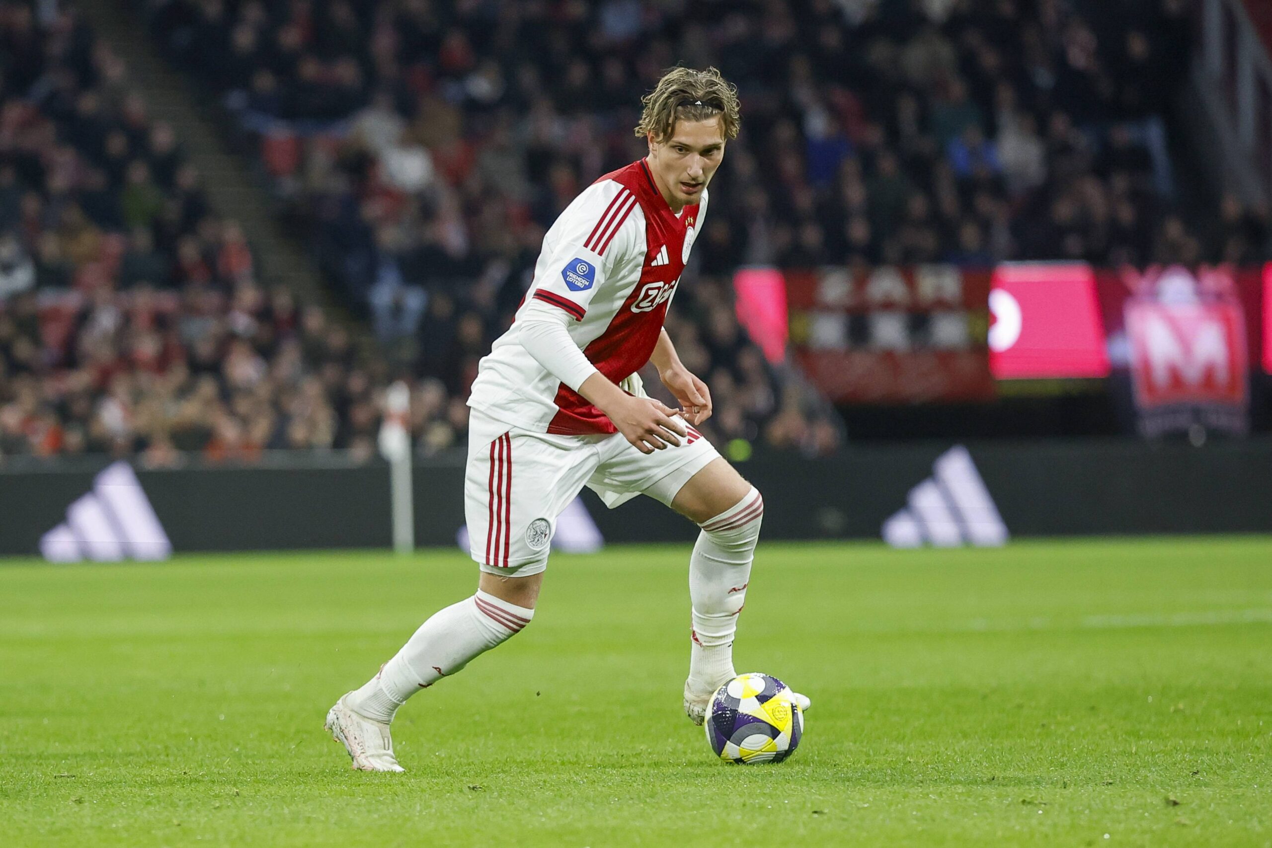 Manchester United, Ajax Kanat Oyuncusu Mika Godts'un Peşinde 65 Milyon Sterlinlik Engel