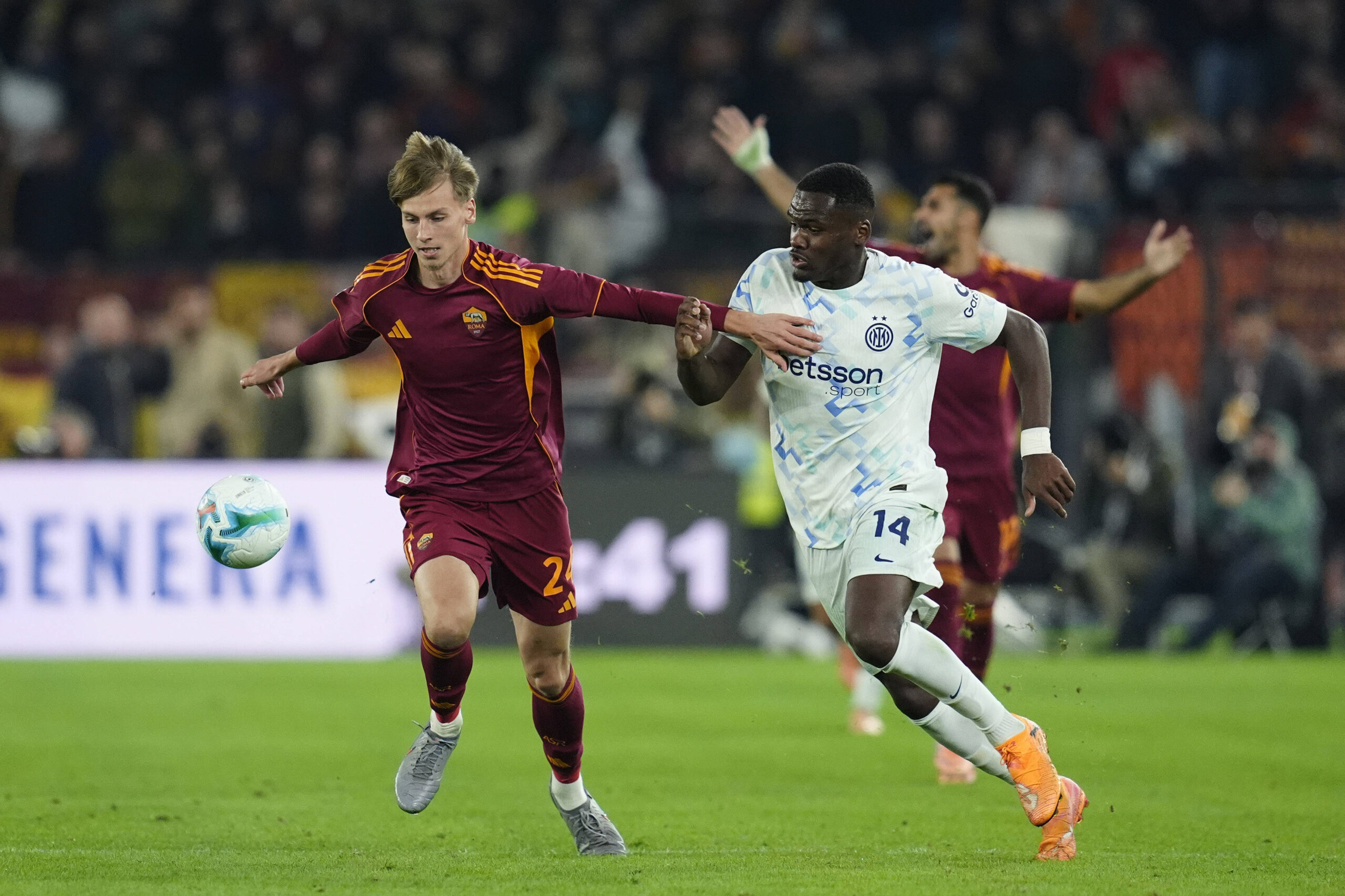 Nottingham Forest, Roma'nın Yıldız Stoperi Ziółkowski İçin Önde