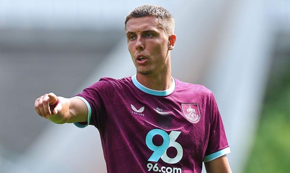 Liverpool ve Chelsea, Burnley'in Yıldız Stoperi Esteve İçin Yarışıyor