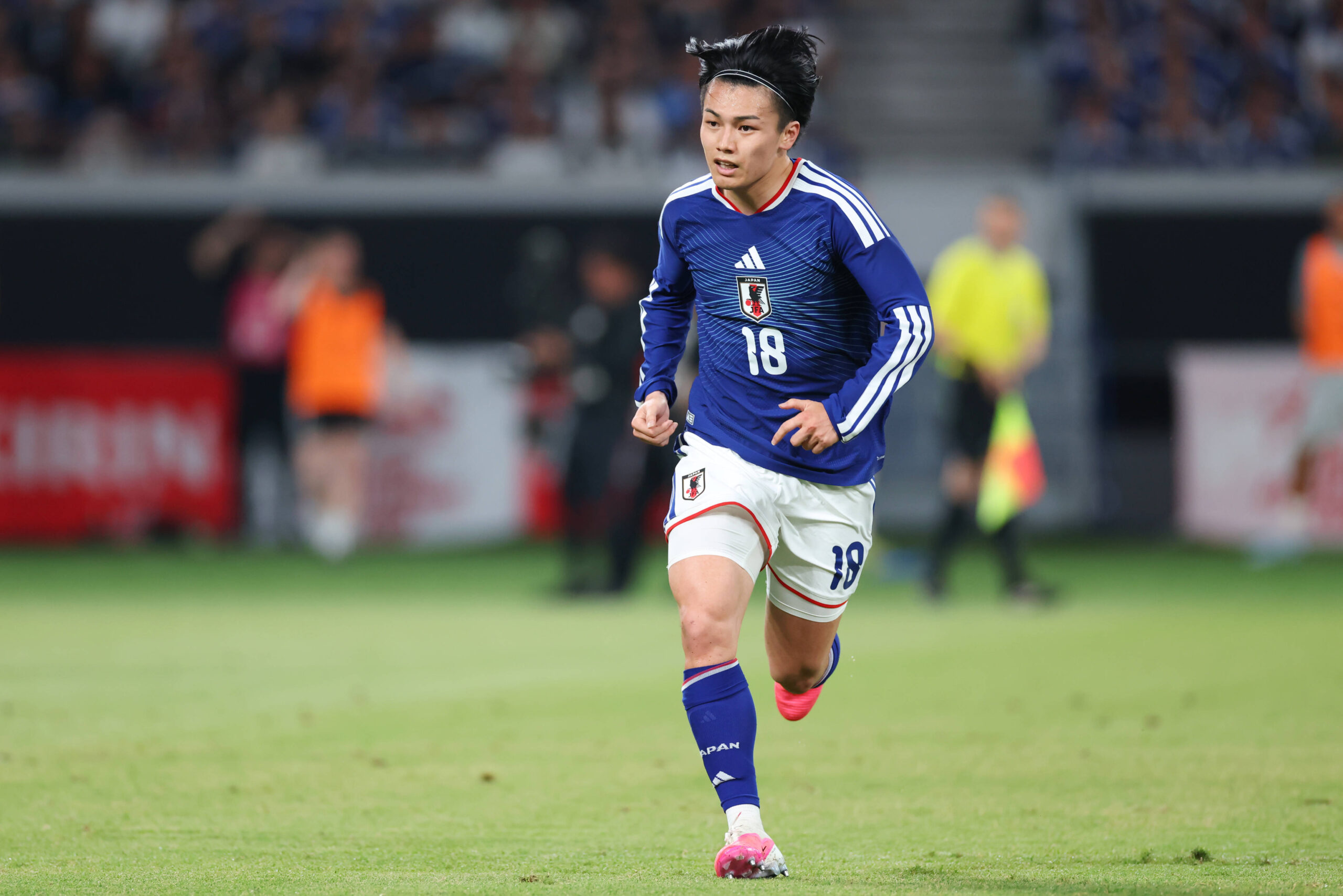 Everton, 25 Gollük Forvet Ayase Ueda için Yarışta Önde