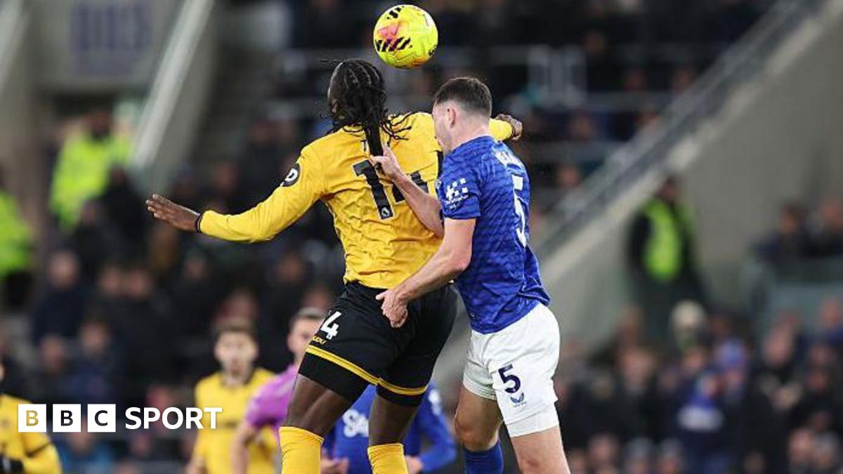 Premier League'de saç çekme kuralı yumuşadı: Kırmızı kartlar azalacak
