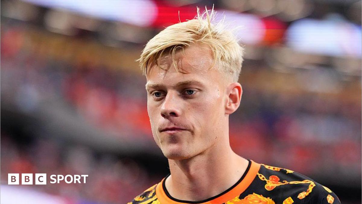 Tottenham, van Hecke için Brighton'a 52 milyon sterlin ödüyor