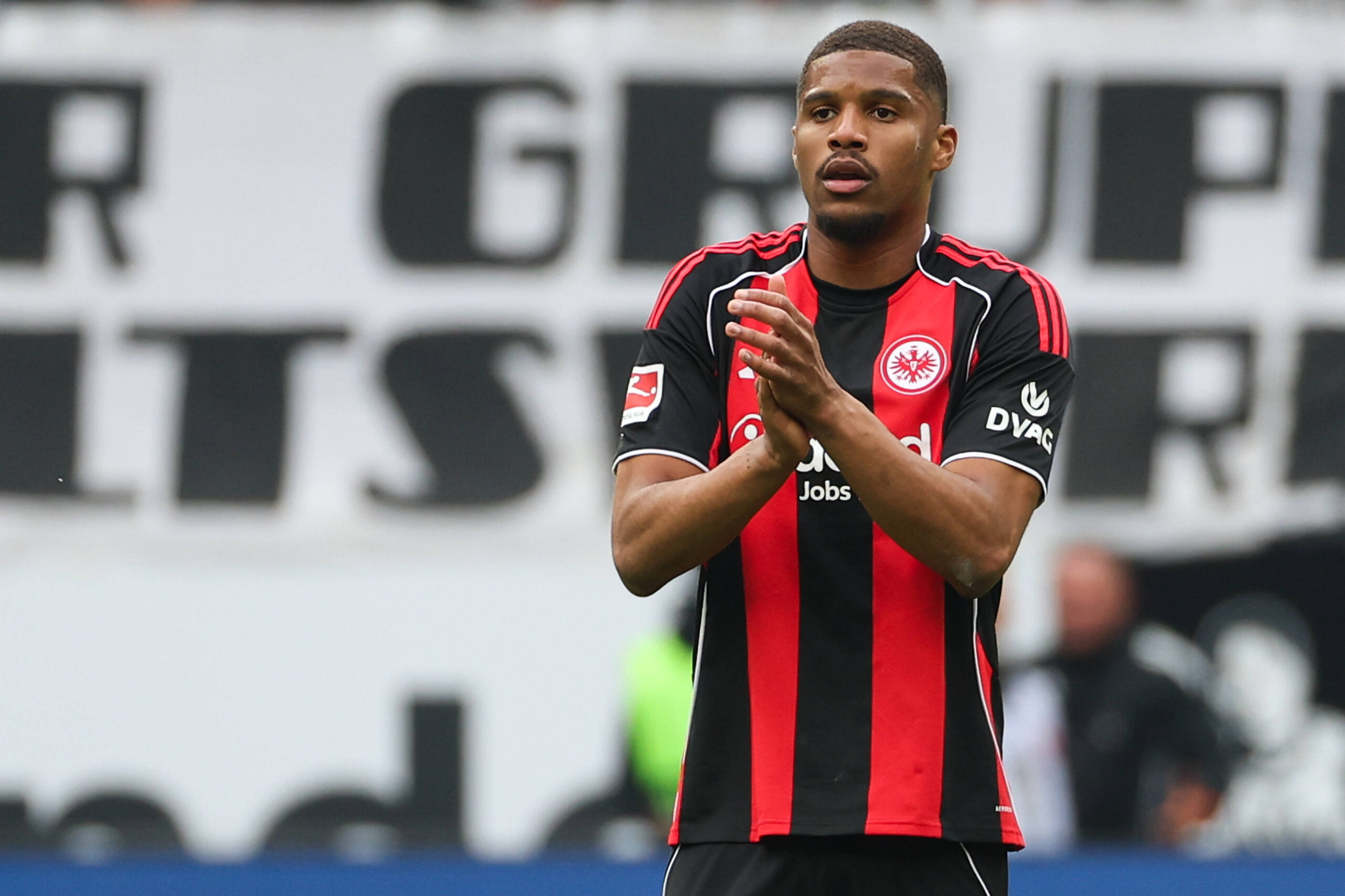 Coventry City, Eintracht Frankfurt'tan Aurele Amenda ile Görüşüyor
