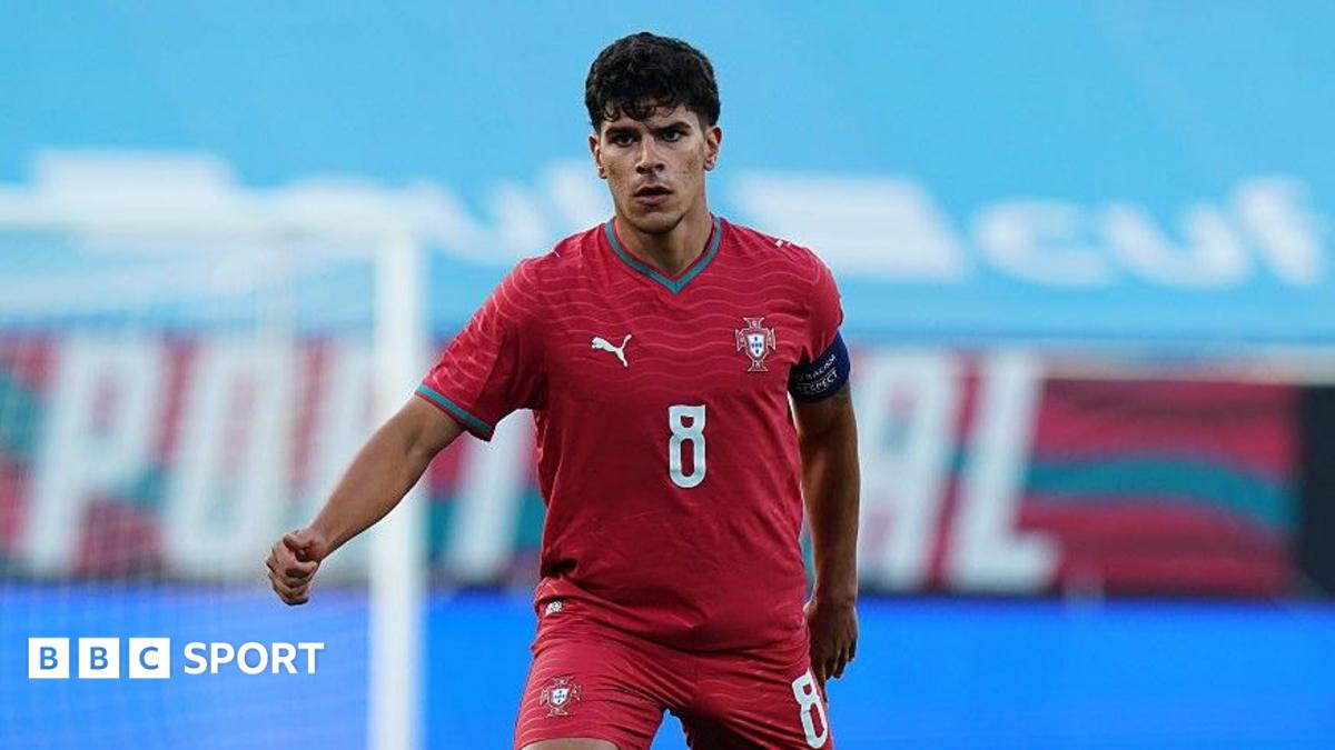 Manchester United henüz transfer yapamadı
