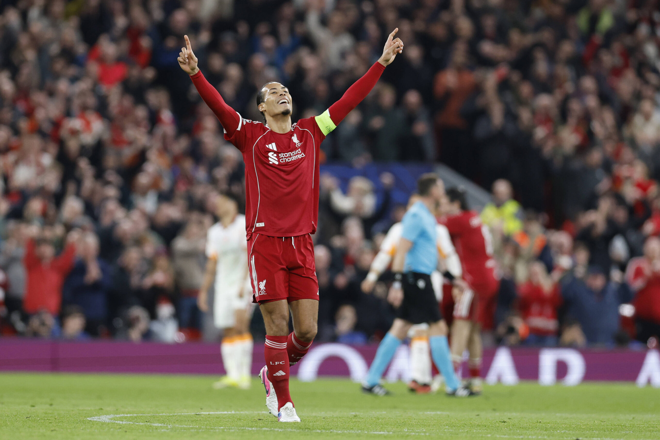 Liverpool, Van Dijk için tekliflere açık