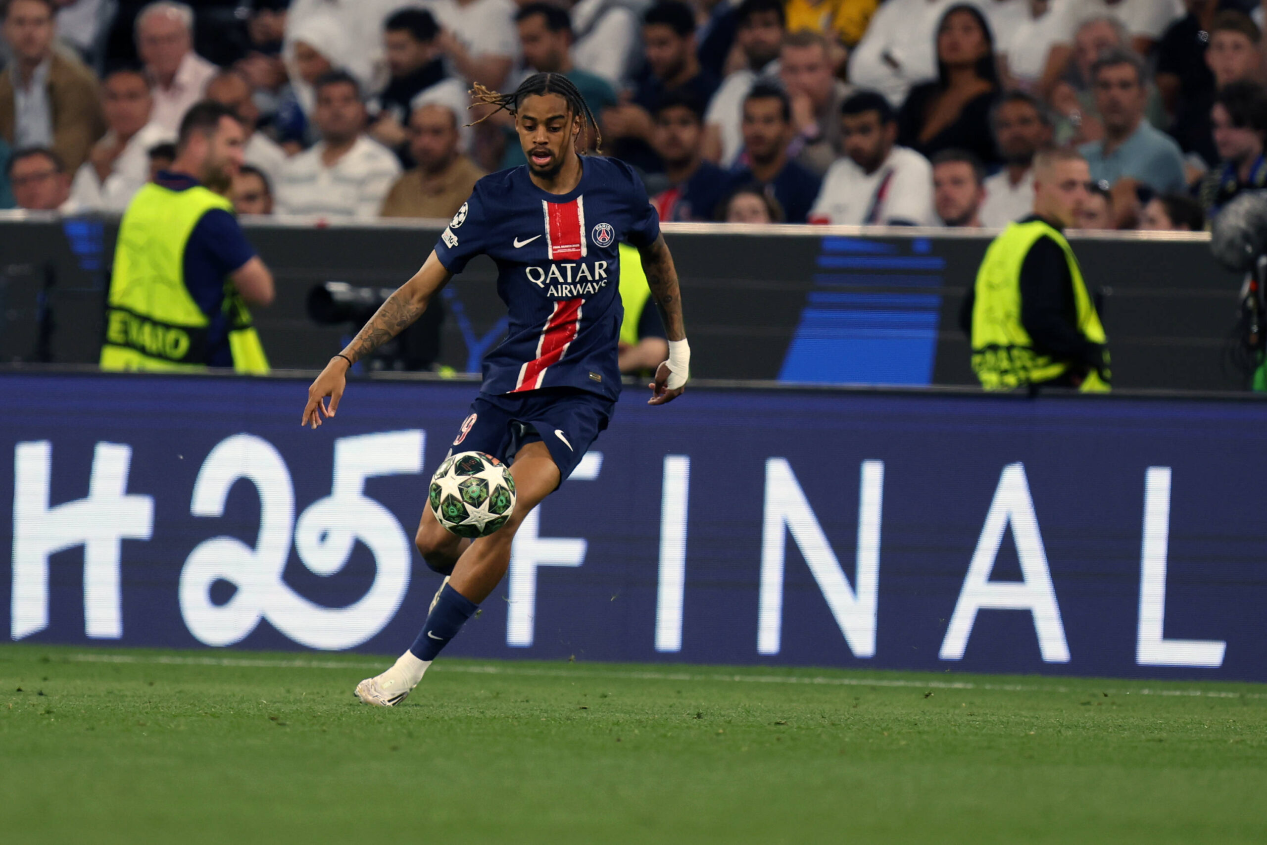 Liverpool ve Arsenal, PSG'nin Yıldızı Barcola İçin Kapışıyor
