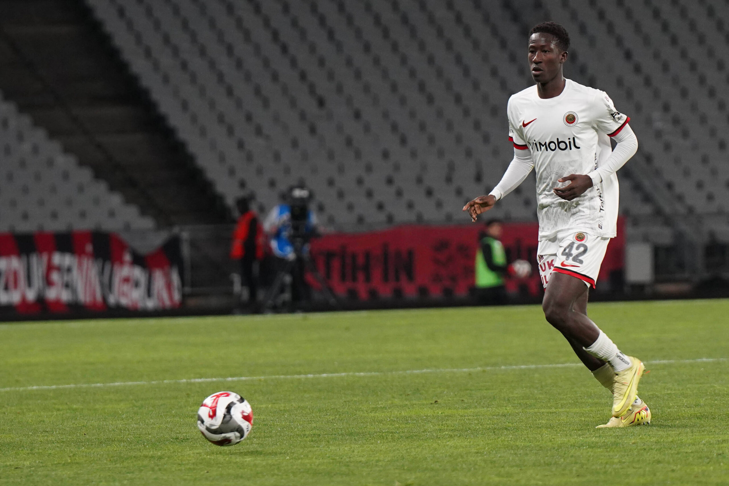 Tottenham ve Brentford, Ousmane Diabate İçin Yarışıyor