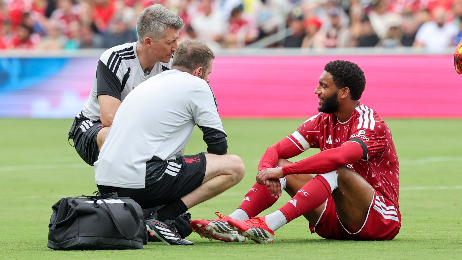 Joe Gomez, Liverpool'un Sezon Başını Kaçıracak, Transfer Planları Etkilenmedi
