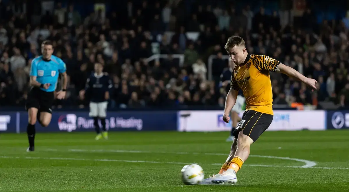 Hull City'nin Transfer Rakibi: Birmingham ve Wrexham, Leeds'in Yıldızı Gelhardt İçin Yarışıyor