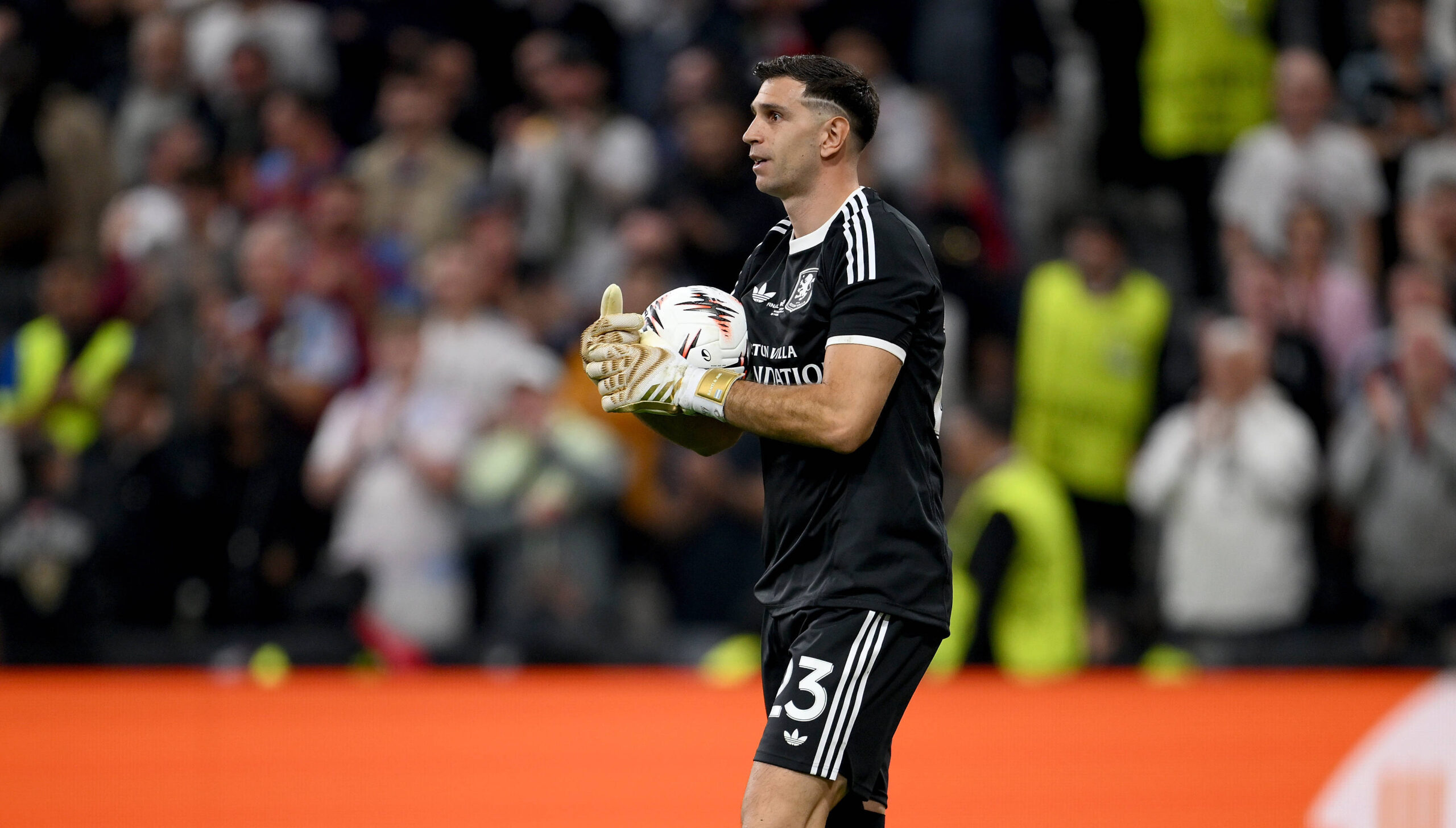Chelsea, Emiliano Martinez İçin Temas Kurdu: Kaleci Geleceği Belirsiz