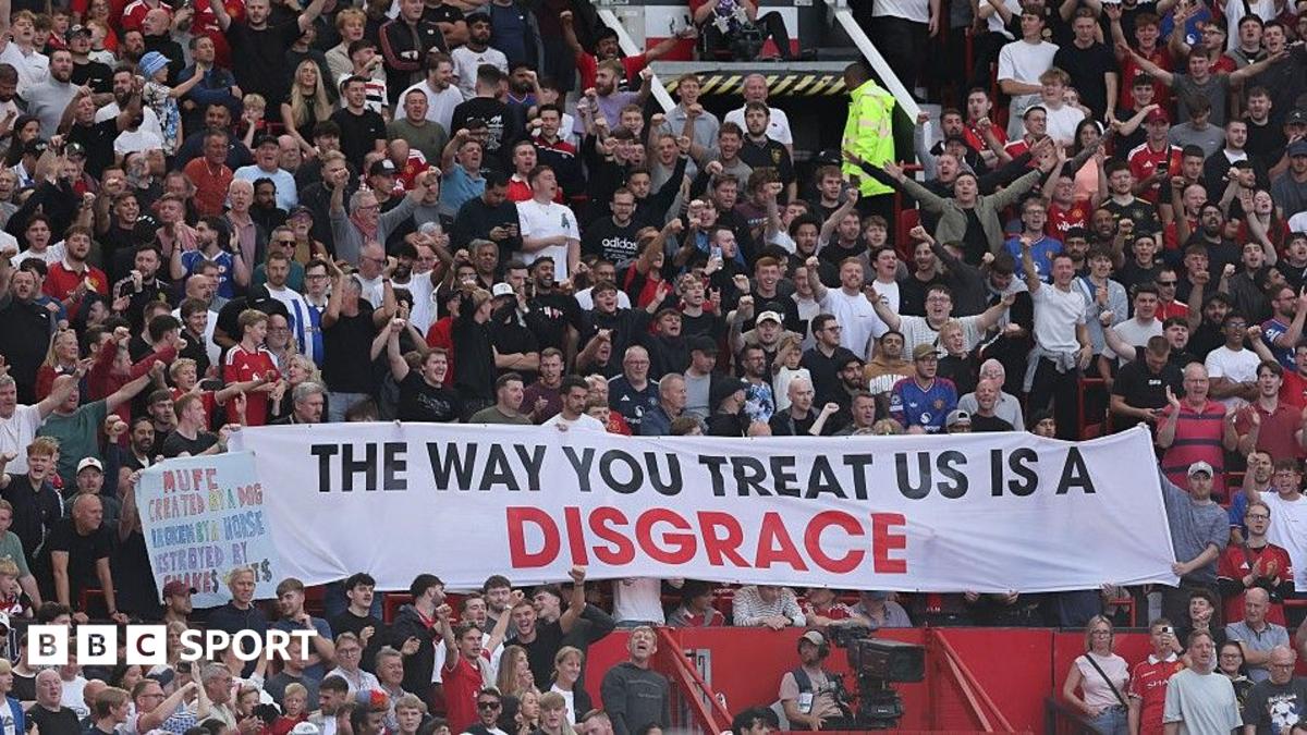Man Utd taraftarları Ratcliffe ve Glazer'ı protesto etti