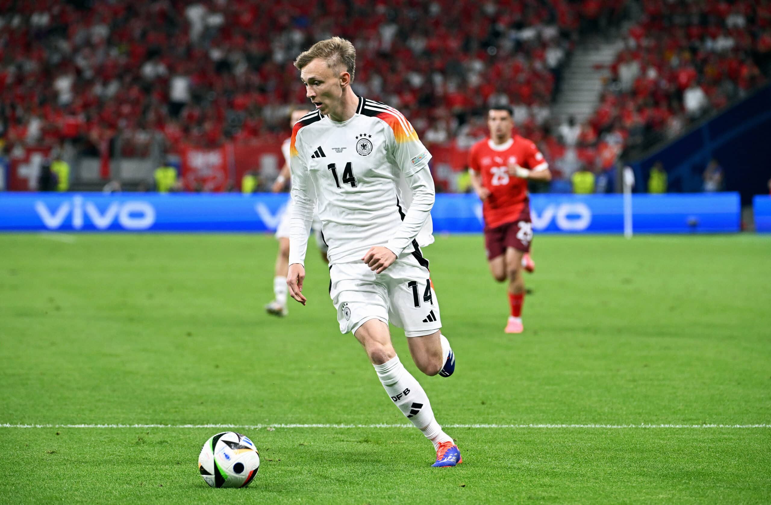 Arsenal, Dortmund'un Maximilian Beier'ini izliyor