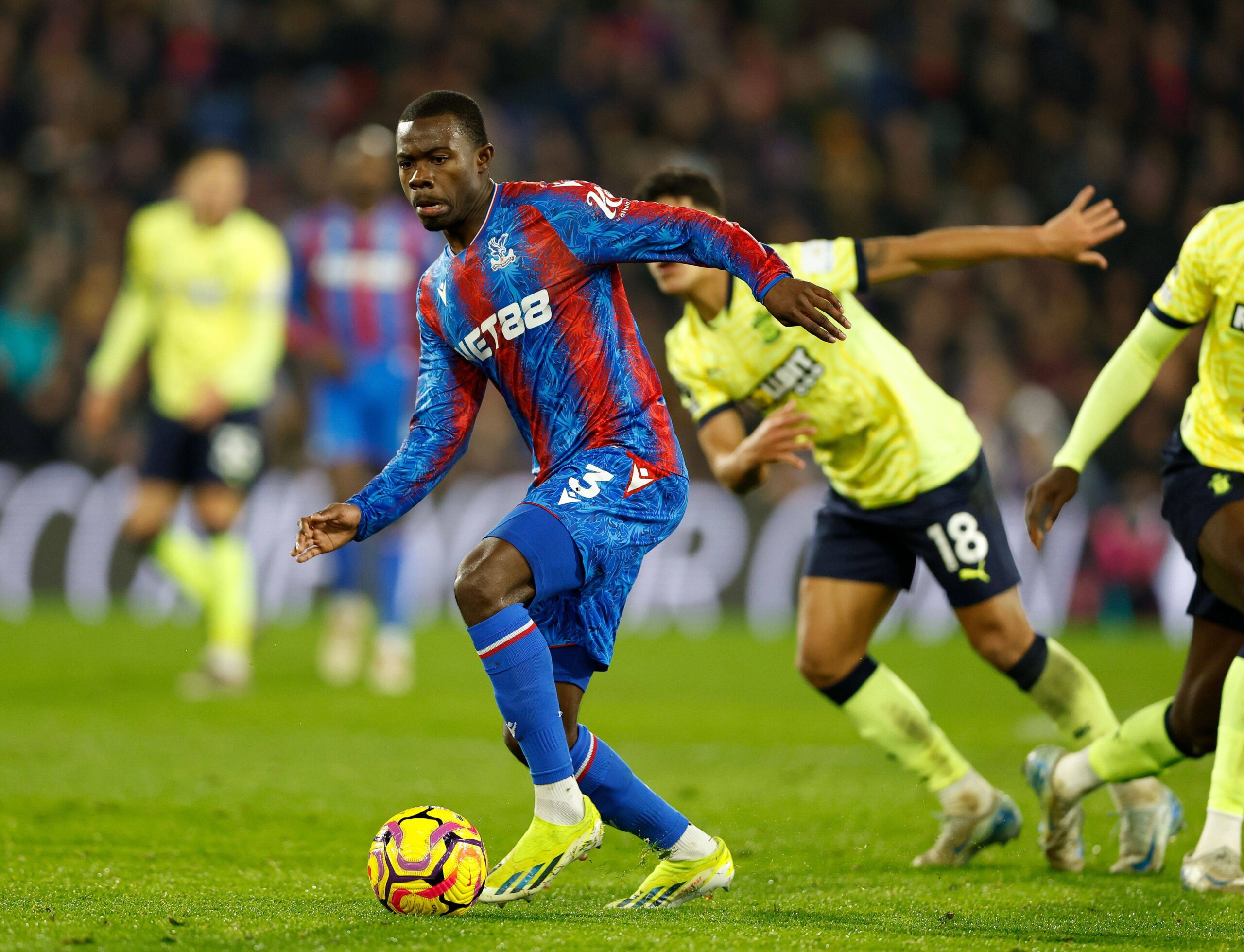 Man Utd, Liverpool ve Chelsea, Mitchell için devrede