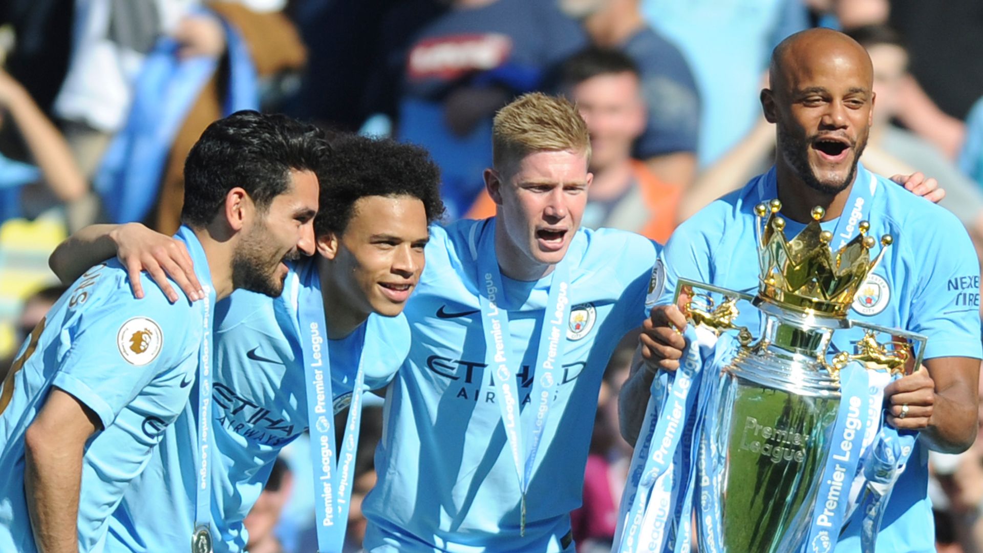 Carragher: Man City'nin kupaları alınsın, sahipleri gitsin