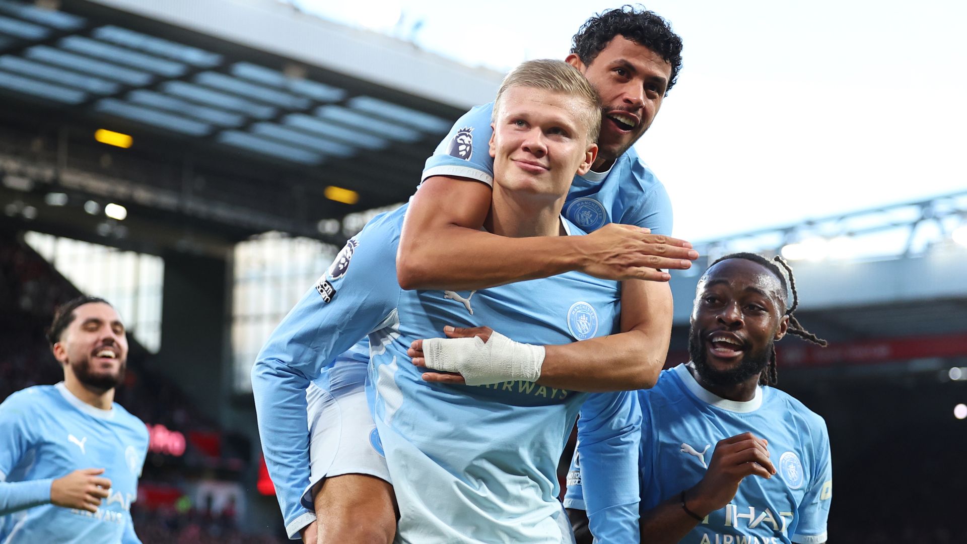 Man City, 10 kişilik Liverpool'u Anfield'da 3-0 yıktı