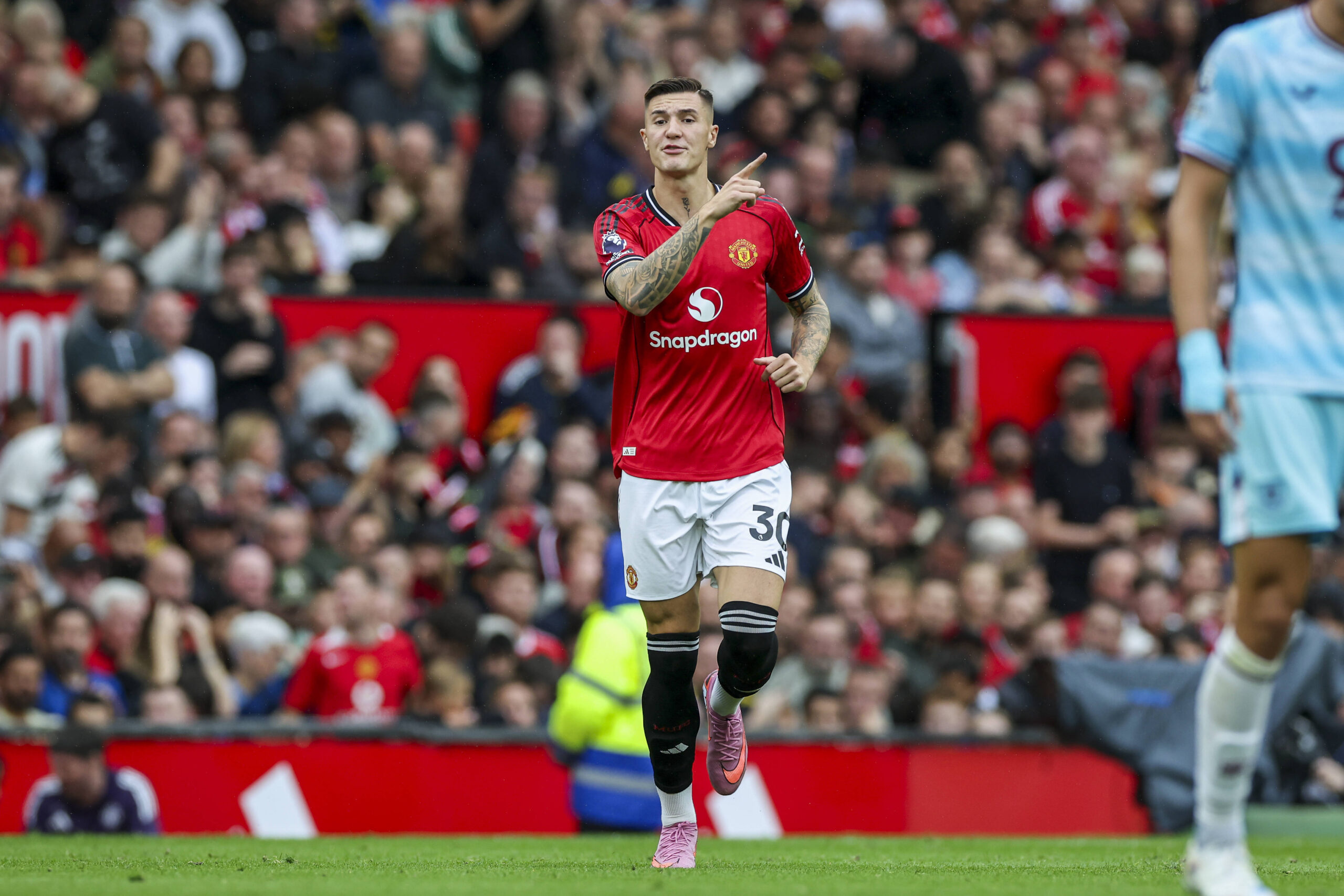 Manchester United Como Maçı Muhtemel 11: Carrick'in Savunma Krizi