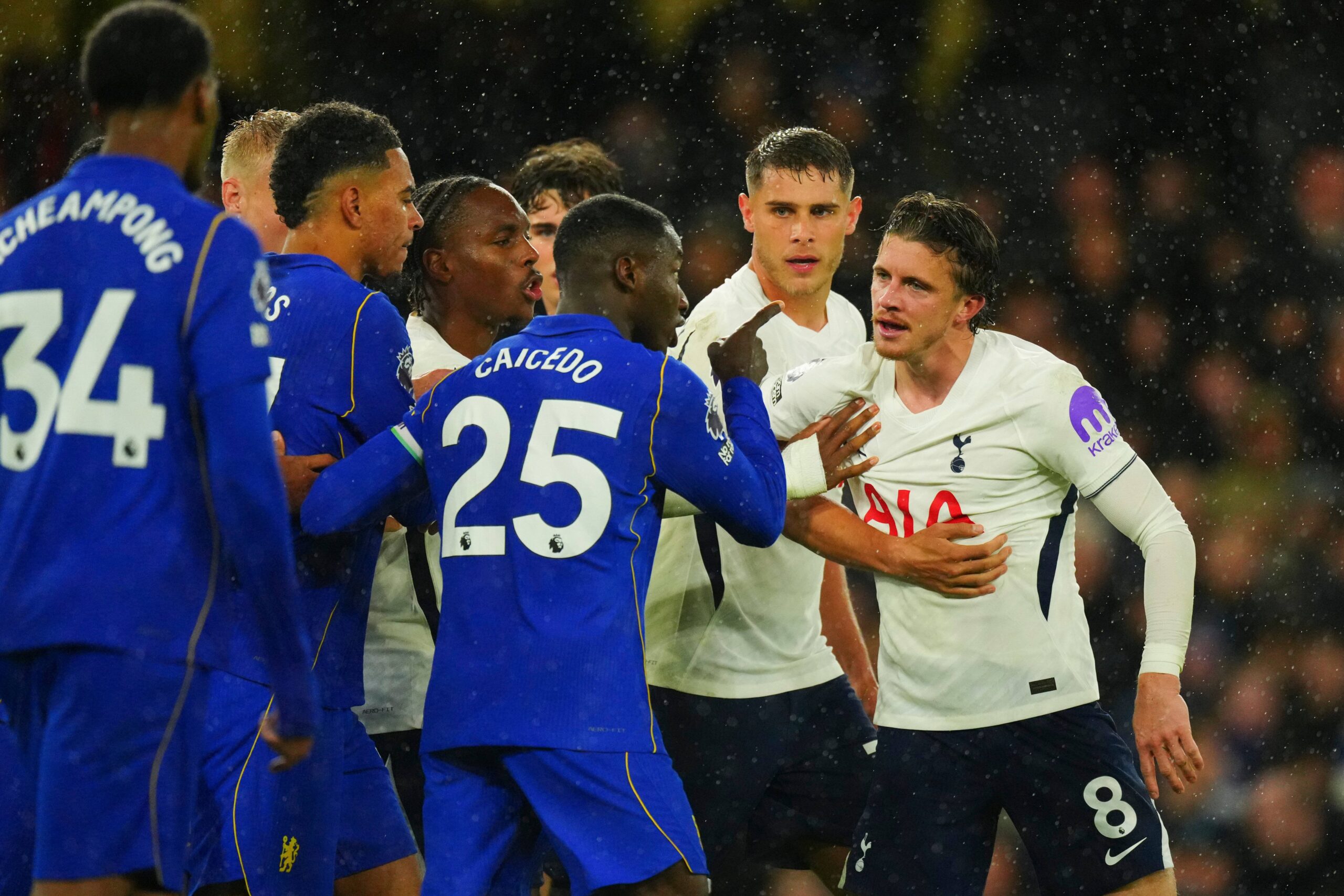 Chelsea 0-2 Tottenham: Penders Hatası ve Palmer Kırmızı Kartı